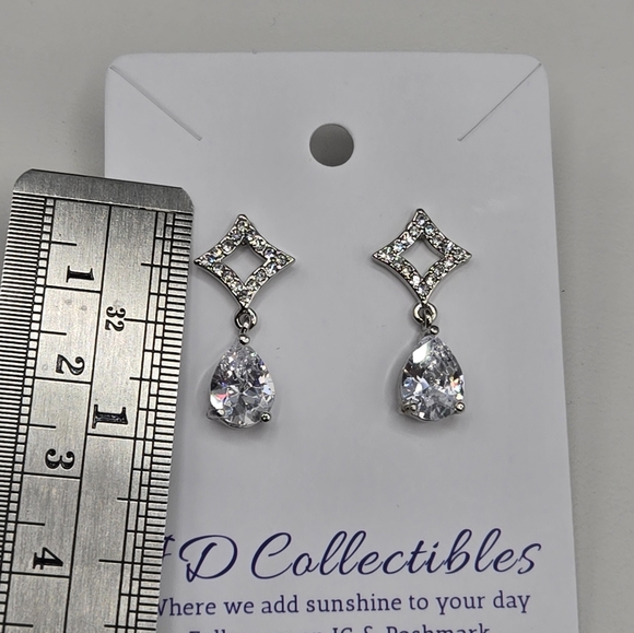 Pear Shaped Dangle Earrings Made With Swarovski Crystals Silver Overlay NWOT - Picture 4 of 4
